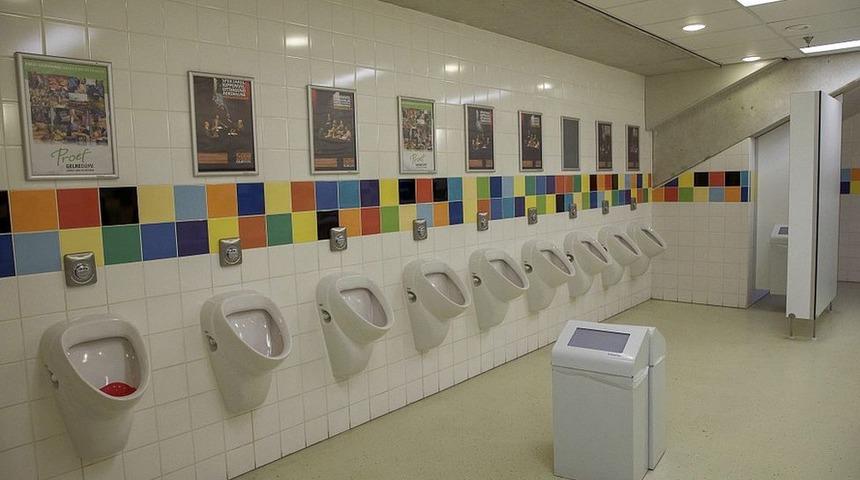 Hollanda'da Ulusal &Ccedil;iş G&uuml;n&uuml;: Yoğun caddelere her 500 metrede bir umumi tuvalet yapılması i&ccedil;in &ccedil;ağrı yapıldı