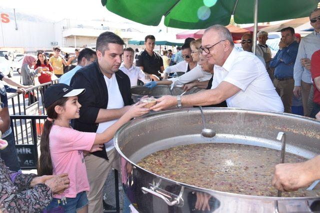 Manisa’da kazanlar dolusu aşure dağıtıldı