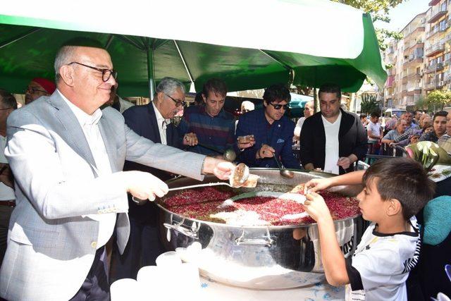 Manisa’da kazanlar dolusu aşure dağıtıldı