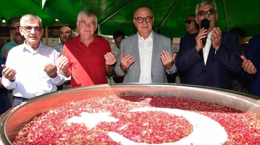 Manisa&rsquo;da kazanlar dolusu aşure dağıtıldı
