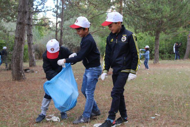 Sivas'ta öğrenciler, protokolle birlikte çöp topladı