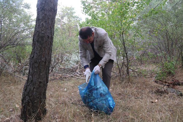 Sivas'ta öğrenciler, protokolle birlikte çöp topladı