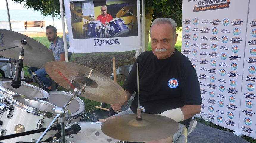 60 yaşındaki baterist, rekor denemesi i&ccedil;in &ccedil;alıyor (2)