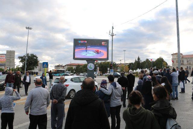 Taha Akgül’ün final müsabakasını hemşerileri heyecanla izledi