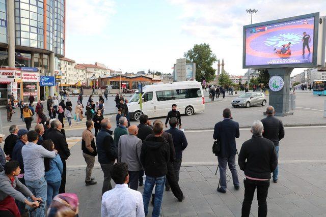 Taha Akgül’ün final müsabakasını hemşerileri heyecanla izledi