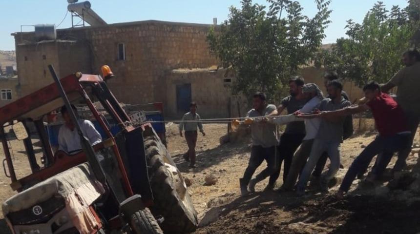 Devrilmek &uuml;zere olan trakt&ouml;r&uuml; halatla kurtardılar