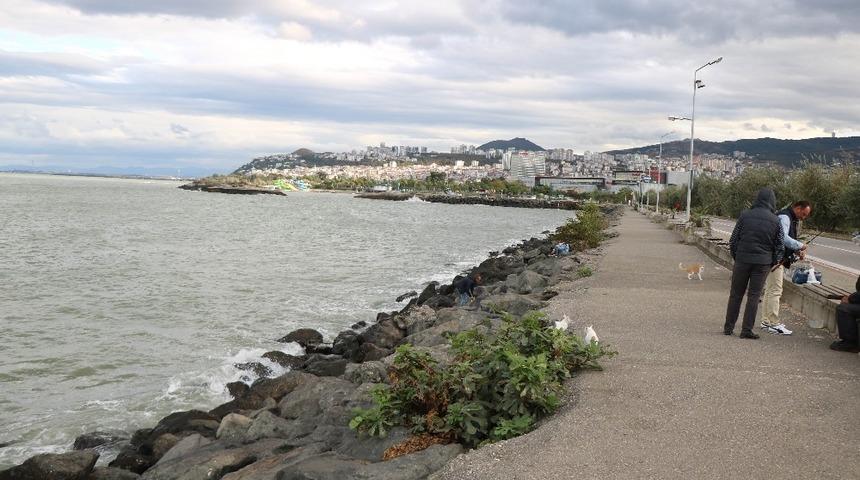 Denize düşen genci oltayla kurtardılar