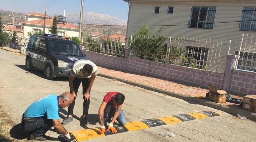 Cadde ve sokaklara hız kesici kasisler yerleştiriliyor