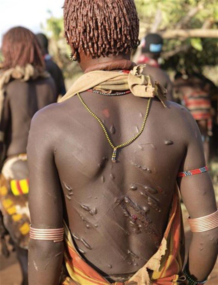 Yok böyle gelenek! Bu kabilede kadınlarla beraber olabilmek için... G1