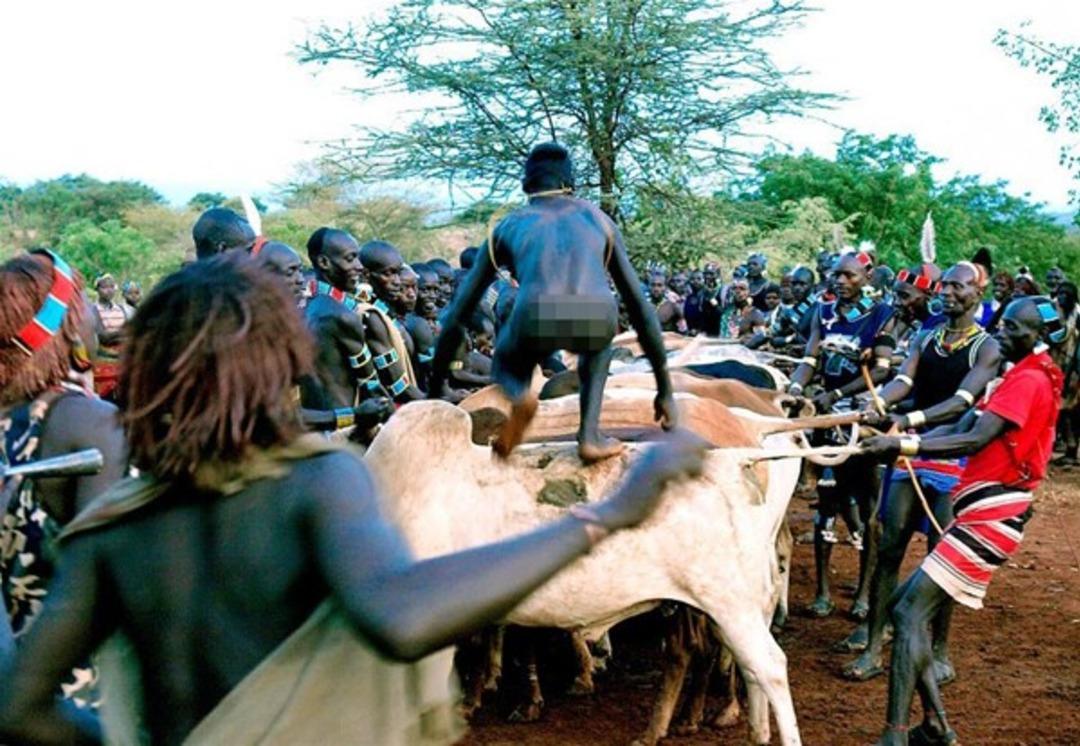 Yok b&ouml;yle gelenek! Bu kabilede kadınlarla beraber olabilmek i&ccedil;in...