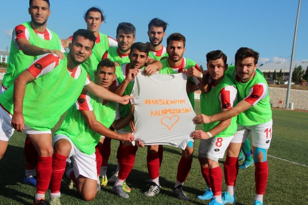 Bileciksporlu futbolcular Neslican Tay&rsquo;ı unutmadı