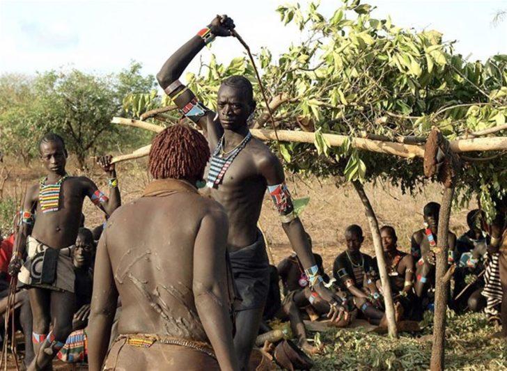 Yok böyle gelenek! Bu kabilede kadınlarla beraber olabilmek için... G3