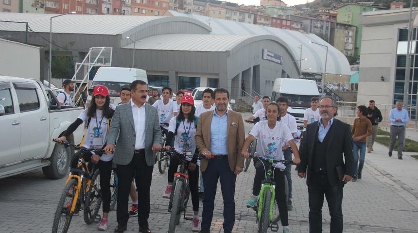 Hakkari’de Uluslararası Dağ Bisikleti Yarışması startı verildi