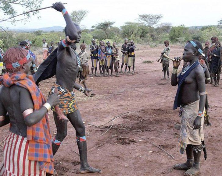 Yok böyle gelenek! Bu kabilede kadınlarla beraber olabilmek için... G5