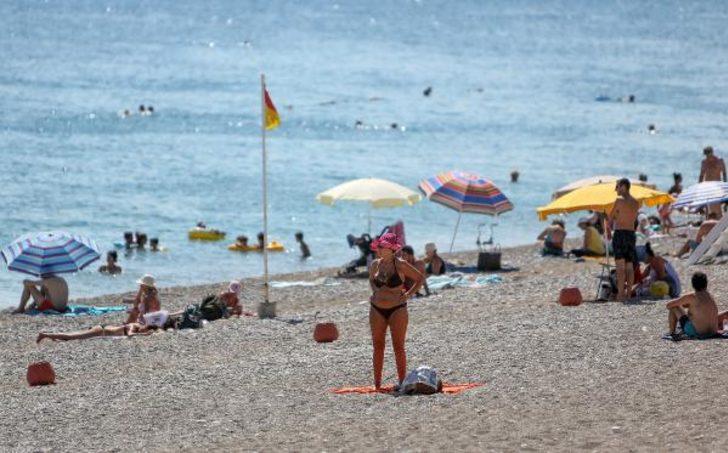 Turistlerin sonbaharda deniz keyfi G3