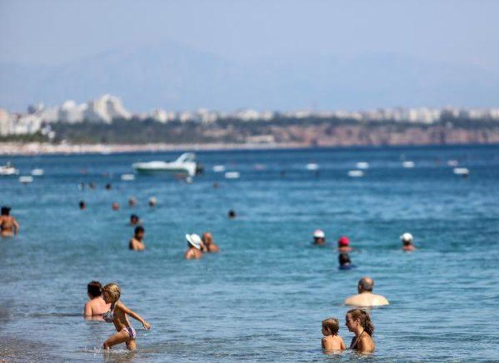 Turistlerin sonbaharda deniz keyfi G4