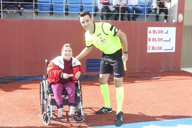 Hakemden başlama düdüğü öncesi anlamlı hareket 1