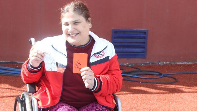 Hakemden başlama düdüğü öncesi anlamlı hareket