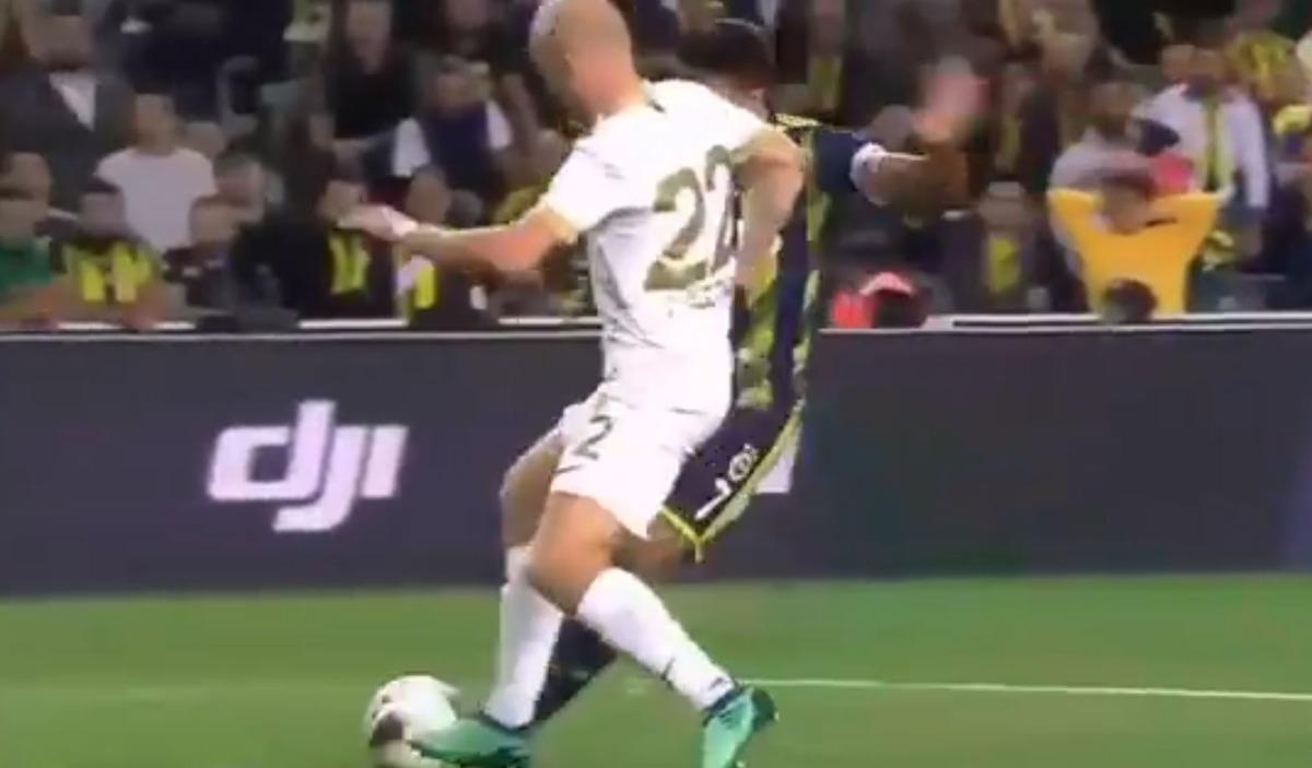 Fenerbah&ccedil;e - Ankarag&uuml;c&uuml; ma&ccedil;ında tartışma yaratan pozisyon