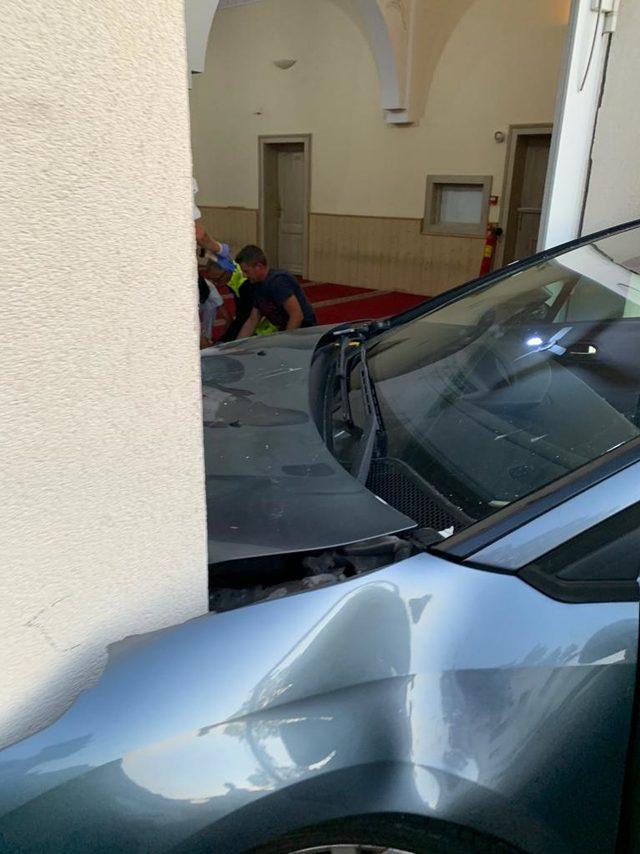 Fransa’da camiye araba çarptı