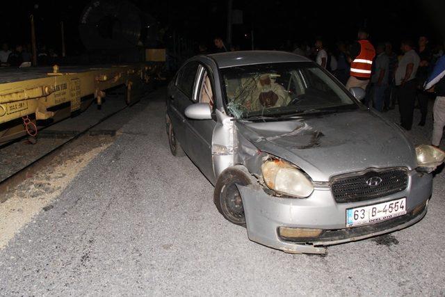 Tarsus’ta tren ile otomobil çarpıştı: 4 yaralı