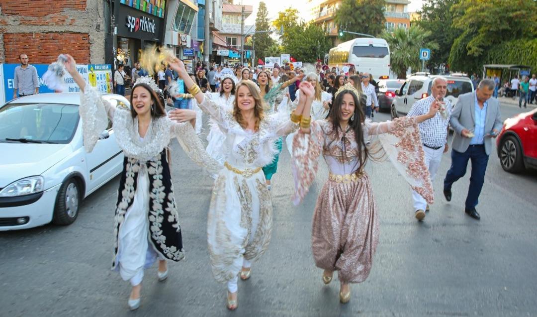 Buca&rsquo;nın en renkli festivali başladı