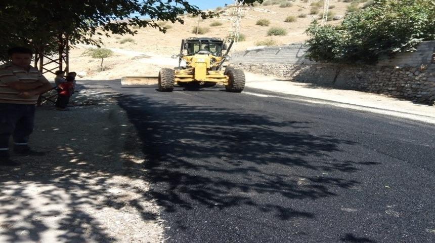 Sason&rsquo;da k&ouml;y yolları asfaltlanıyor