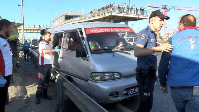 Sefaköy D-100 Karayolunda otomobil panelvana çarptı: 2 yaralı