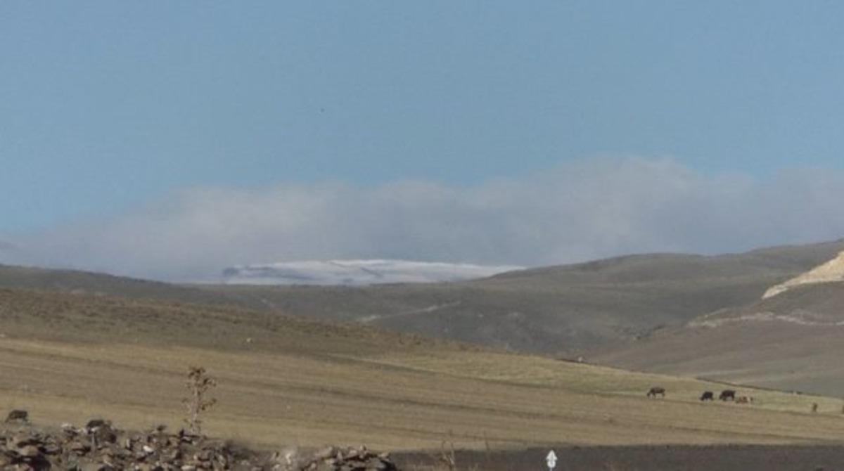 Kars'a mevsimin ilk karı d&uuml;şt&uuml;! Vatandaşlar şaşkına d&ouml;nd&uuml;