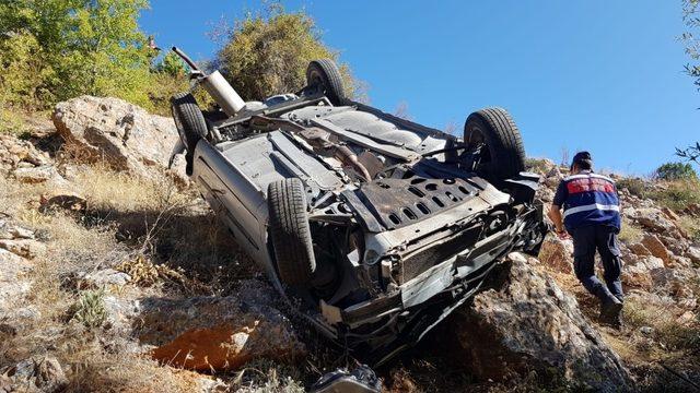 Kontrolden çıkan otomobil dere yatağına uçtu: 5 yaralı