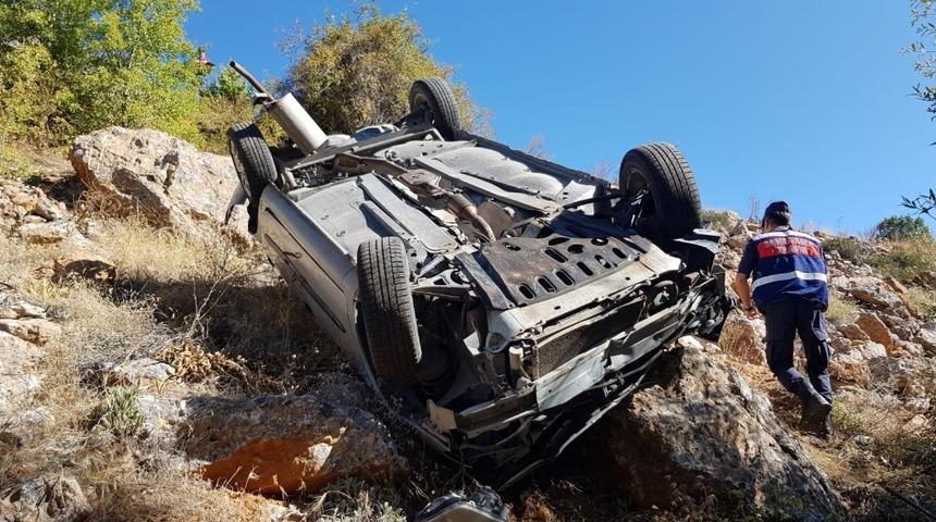 Kontrolden çıkan otomobil dere yatağına uçtu: 5 yaralı