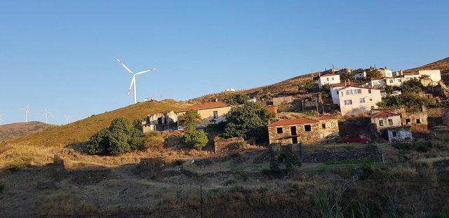 'Karaburun'da RES'ler elektrik direklerinden fazla'