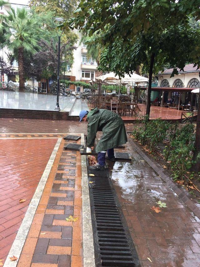 Kocaeli’de aşırı yağışlara karşı mazgallar temizleniyor