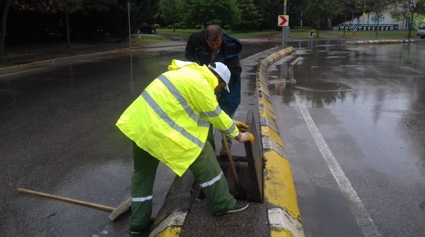 Kocaeli&rsquo;de aşırı yağışlara karşı mazgallar temizleniyor