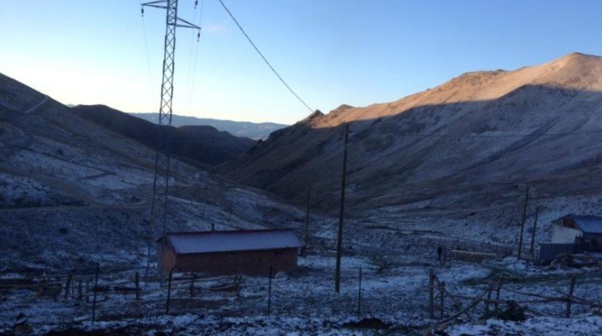 Bayburt&rsquo;un y&uuml;ksek kesimlerine kar yağdı