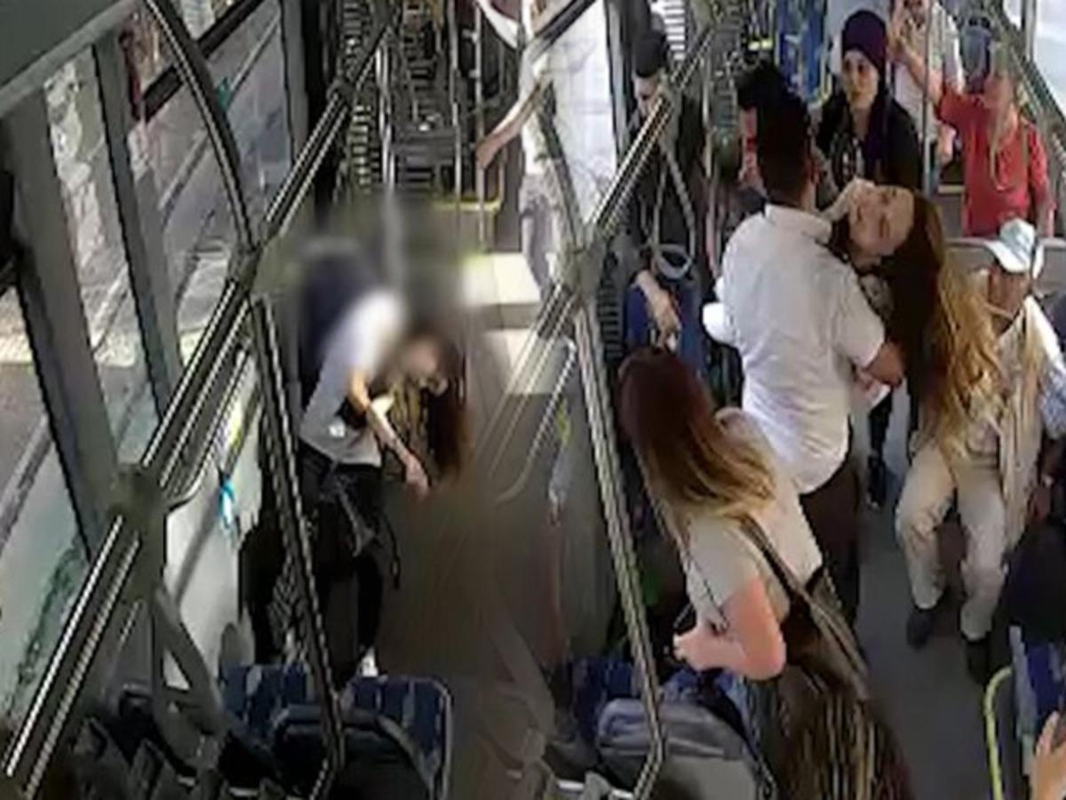 Halk otob&uuml;s&uuml;nde bayılan kadın yolcu otob&uuml;s şof&ouml;r&uuml; tarafından hastaneye yetiştirildi