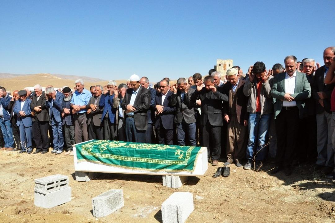 Kaza&rsquo;da hayatını kaybeden 3 vatandaş toprağa verildi