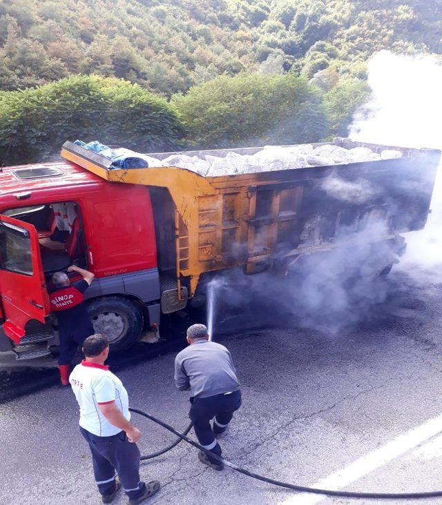 Sinop’ta taş yüklü kamyon alev aldı