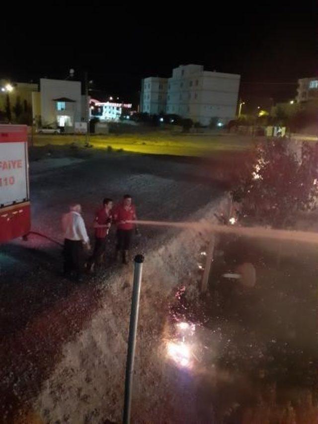 Akaryakıt istasyonu yakınındaki otluk yangını korkuttu 2