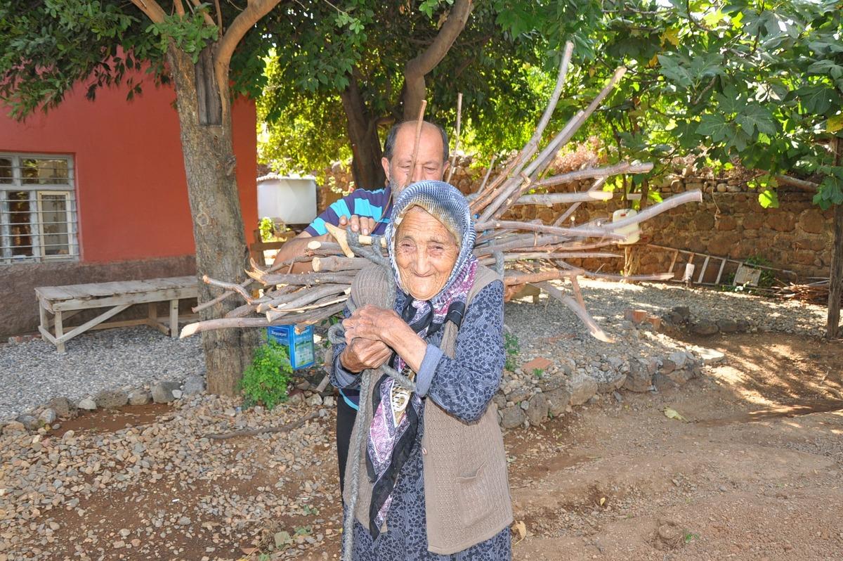 3 padişah, 12 cumhurbaşkanı, 33 başbakan g&ouml;ren 110 yaşındaki Fatma nine Atat&uuml;rk'&uuml; anlattı