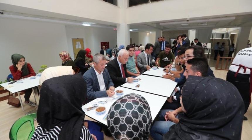 Başkan Tahmazoğlu’ndan öğrencilere aşure ikramı