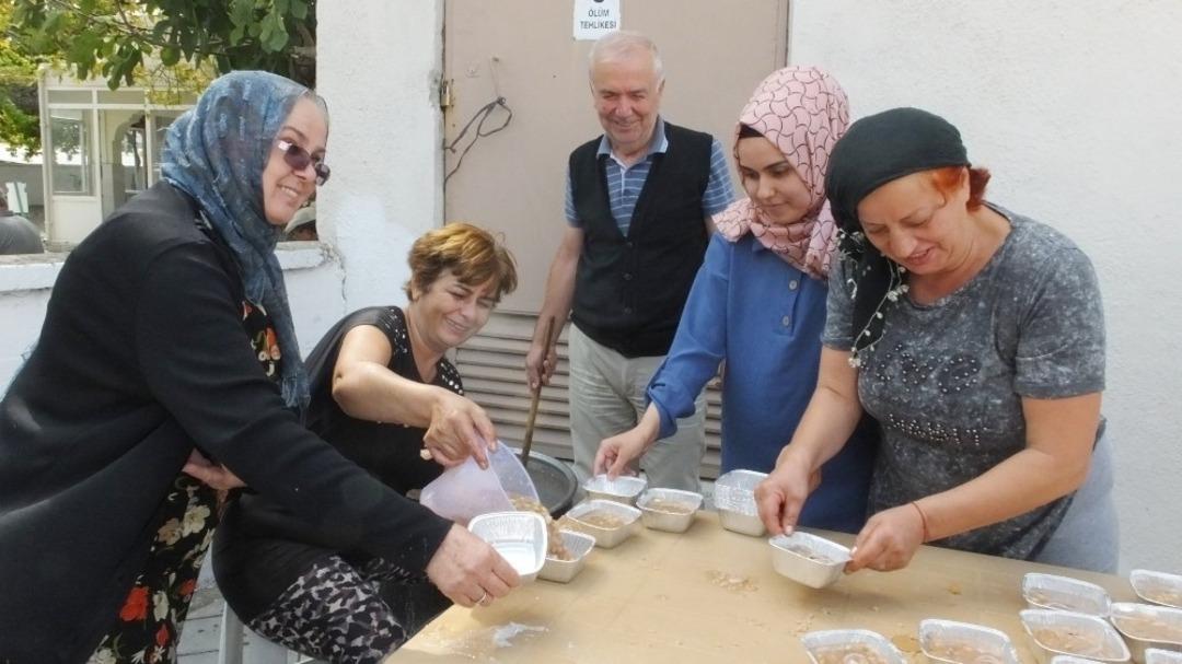 Burhaniye&rsquo;de 3 bin kişiye aşure ikramı yapıldı