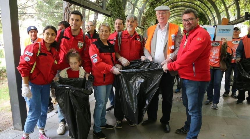 Başkan Kurt vatandaş ile çöp topladı