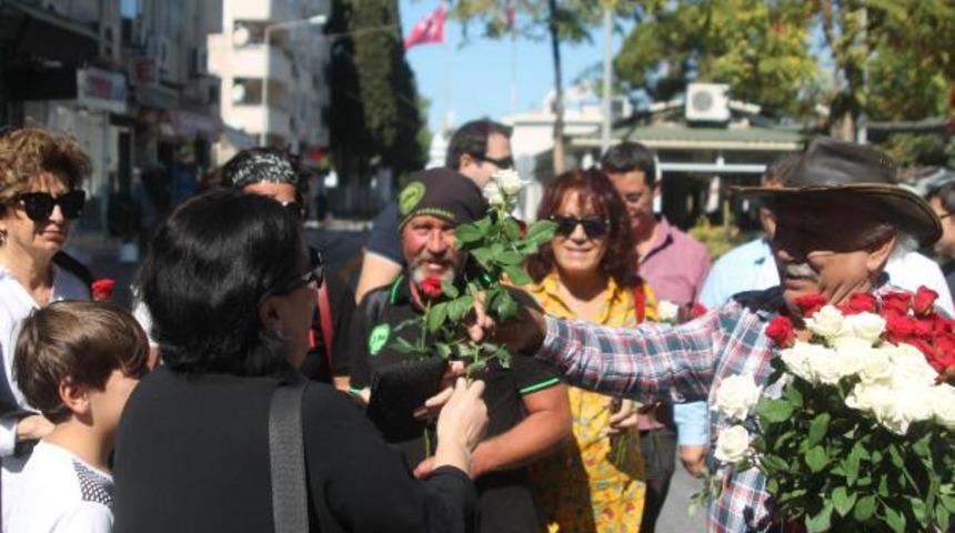 Aydın'da hava kirliliğine dikkat ekmek için arabalarını bırakıp, yürüdüler