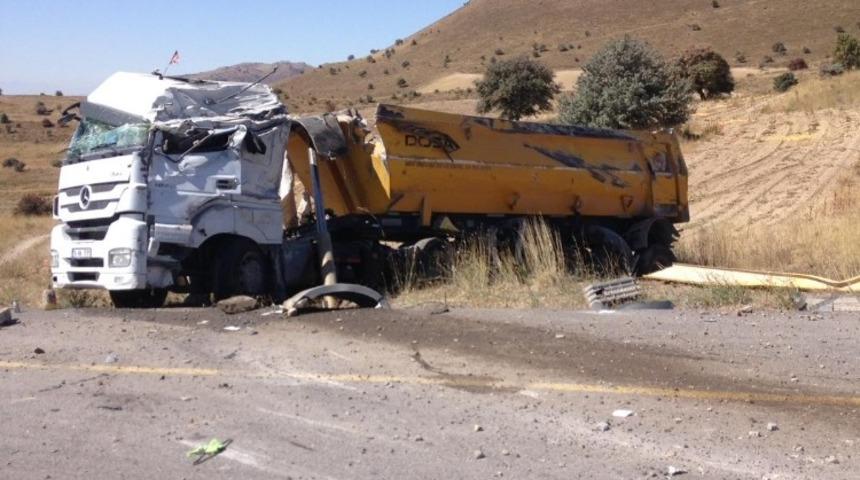 Direksiyon hakimiyeti kaybolan kamyon devrildi: 2 yaralı