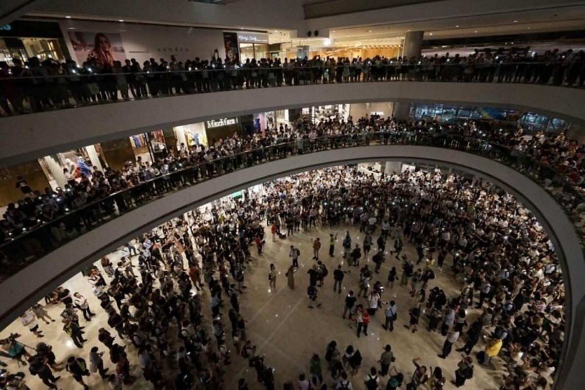 Hong Kong&rsquo;da eylemciler, AVM&rsquo;leri bastı