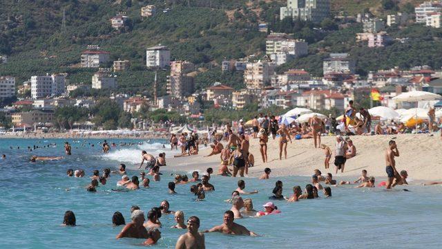 Antalya’da sahiller tıklım tıklım dolu
