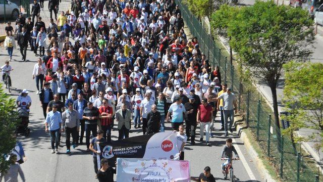 Kardelen bebek yürüyüşün ilgi odağı oldu