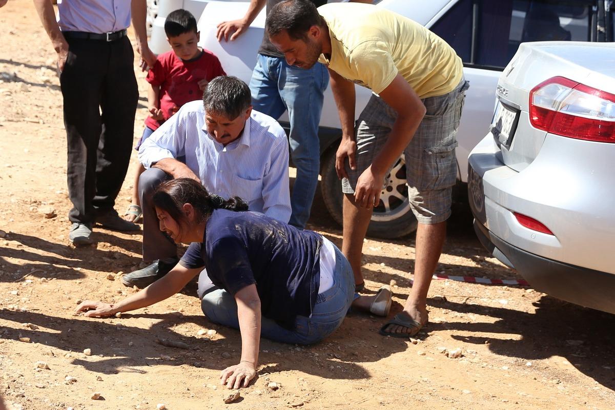Muğla'da boğalar, g&uuml;reşleri izleyen vatandaşların arasına daldı