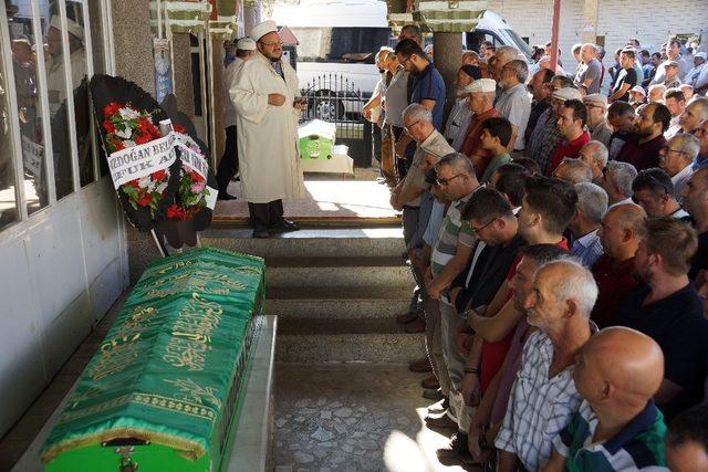 Trafik kazasında ölen emekli müdür ve eşi son yolculuklarına uğurlandı